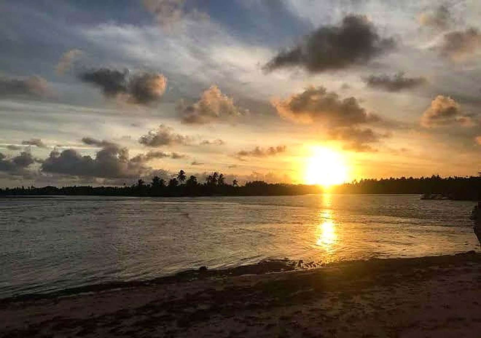 Pôr do sol refletido na água