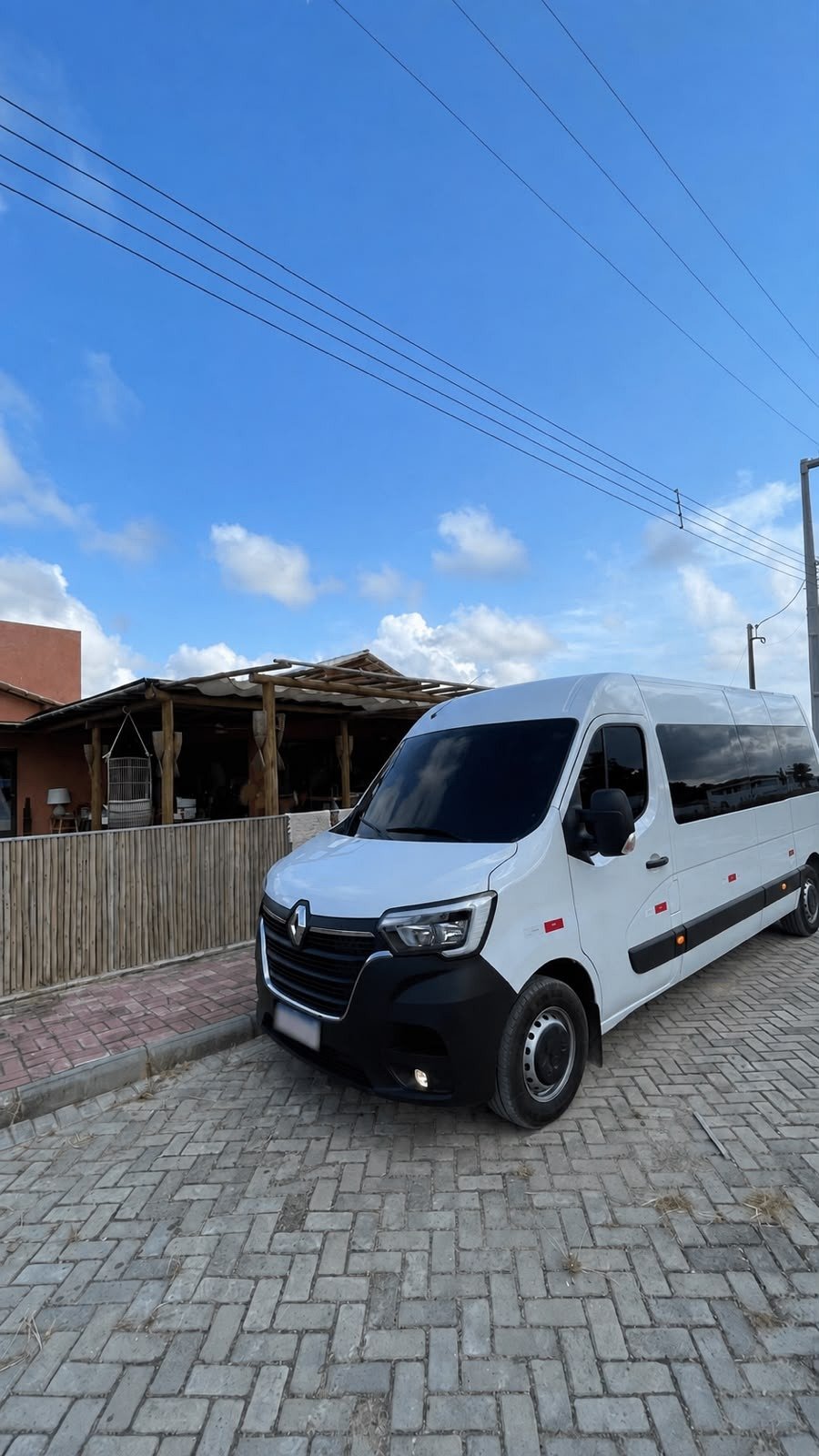 Van executiva branca da Transtur Milagres