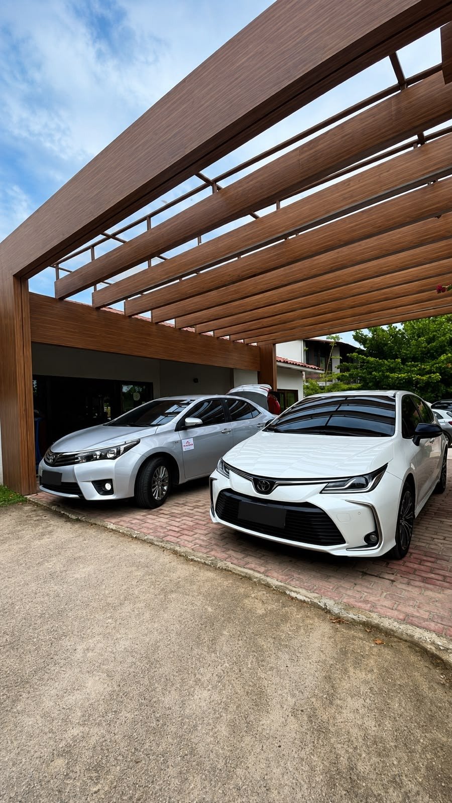 Dois carros executivos da Transtur Milagres